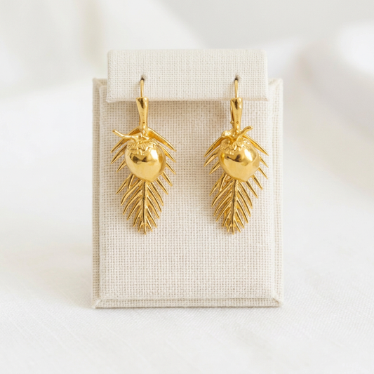 Paire de Boucles Coco Madinina sur présentoir en lin ivoire et fond blanc cassé