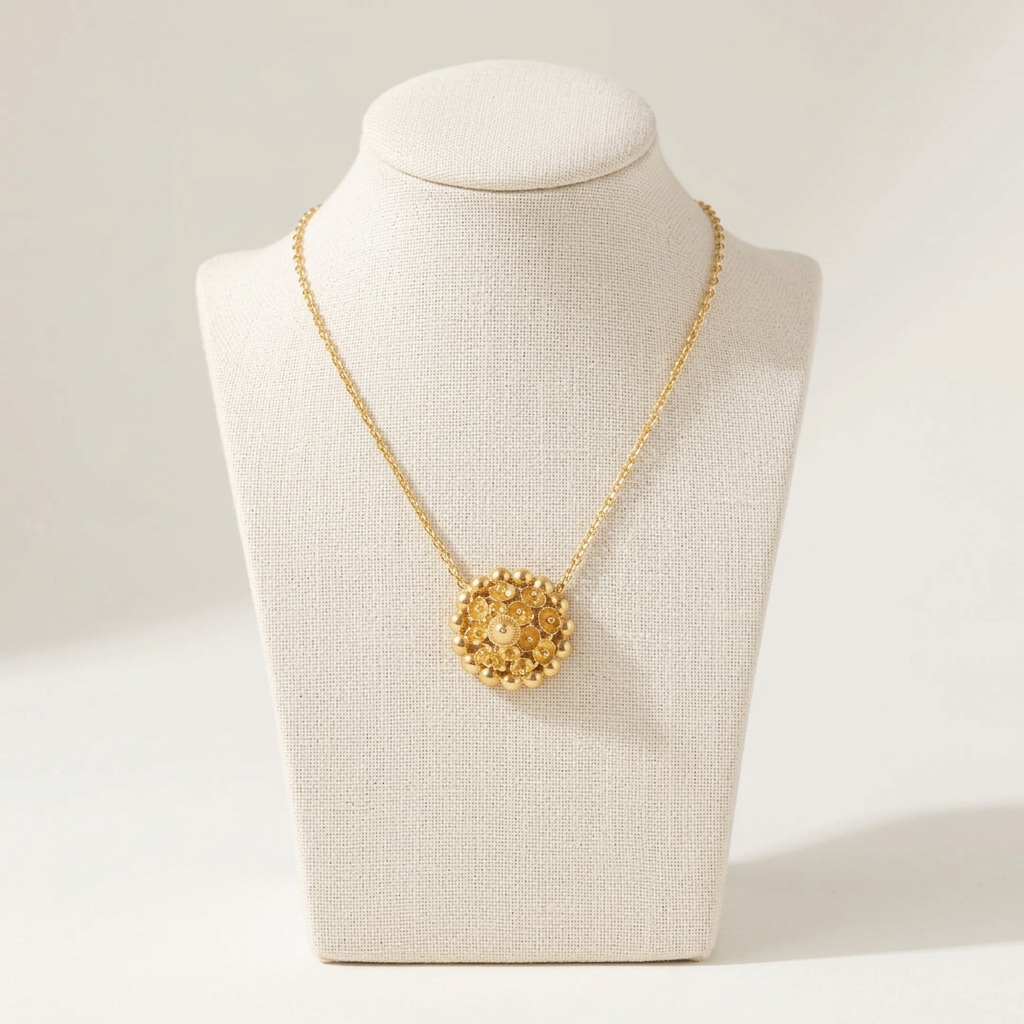 Collier Tété Négresse sur un buste en lin ivoire