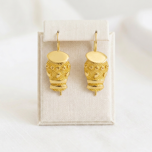 Paire de Boucles KA sur présentoir en lin ivoire