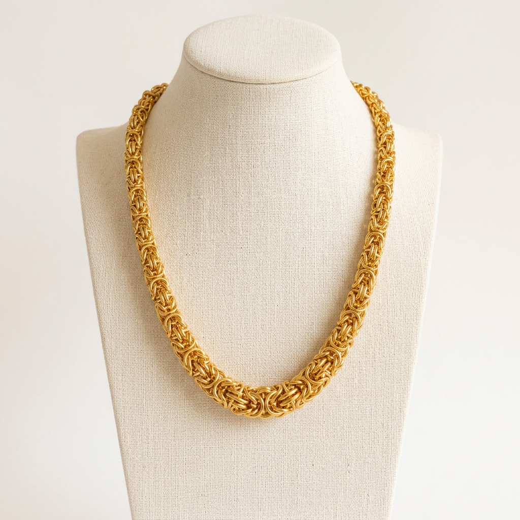 Collier Royale Dégradé sur un buste en lin ivoire