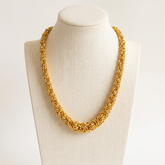 Collier Royale Dégradé sur un buste en lin ivoire