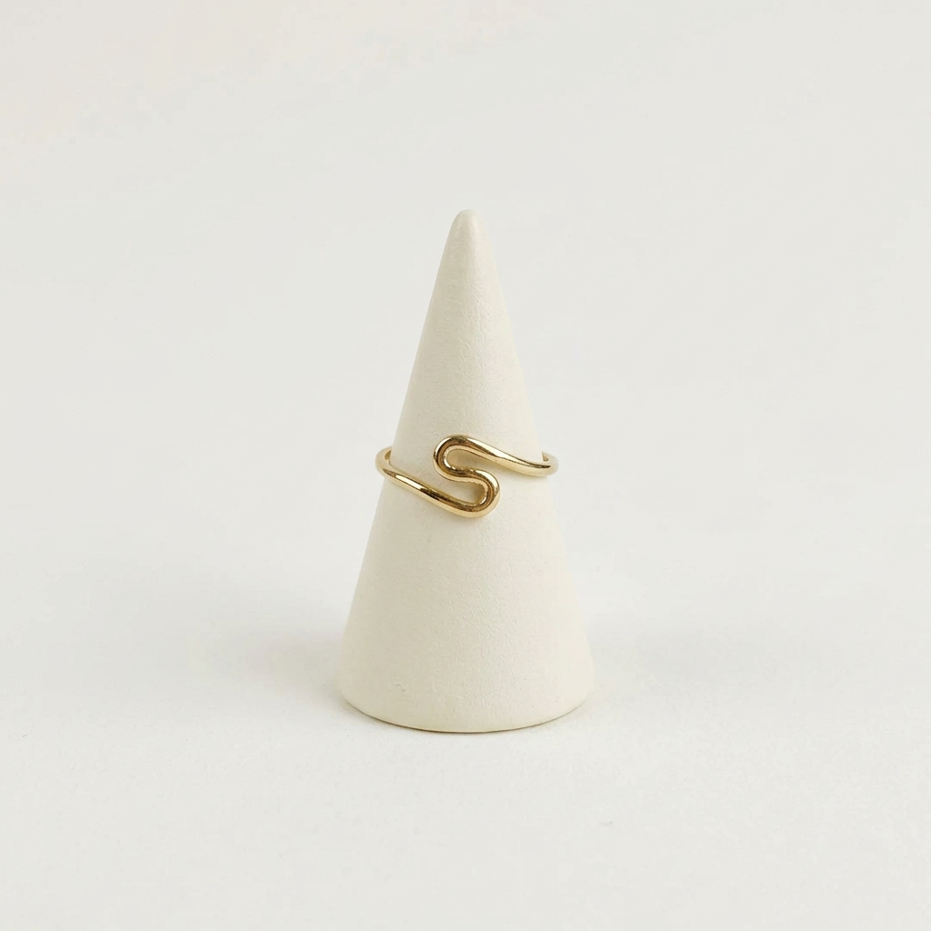 Bague d'orteil 06 sur un présentoir ivoire