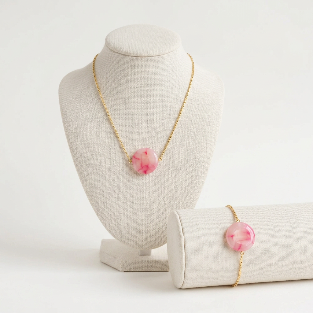 Parure Roséline sur présentoirs en lin ivoire