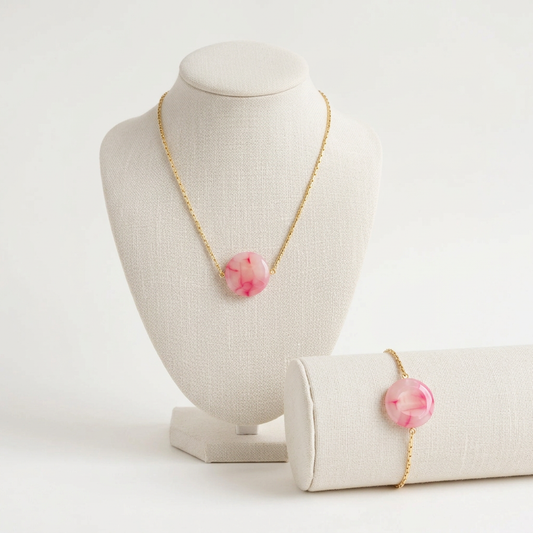 Parure Roséline sur présentoirs en lin ivoire