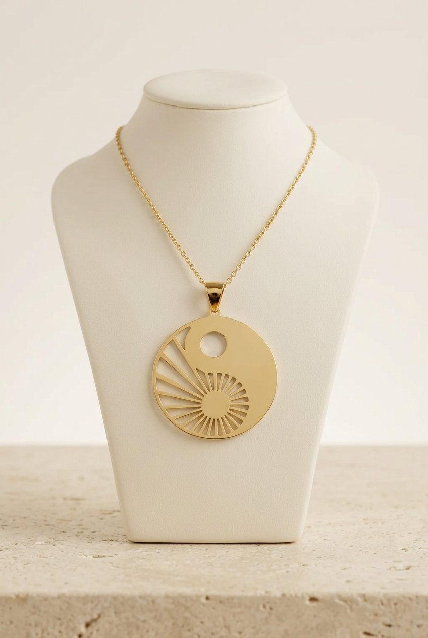 Pendentif Ying et Yang sur un buste ivoire